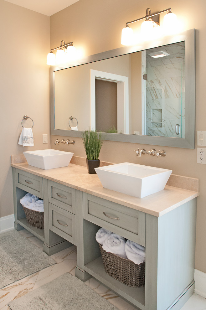 Imagen de cuarto de baño marinero con lavabo sobreencimera, puertas de armario grises, paredes beige y armarios estilo shaker