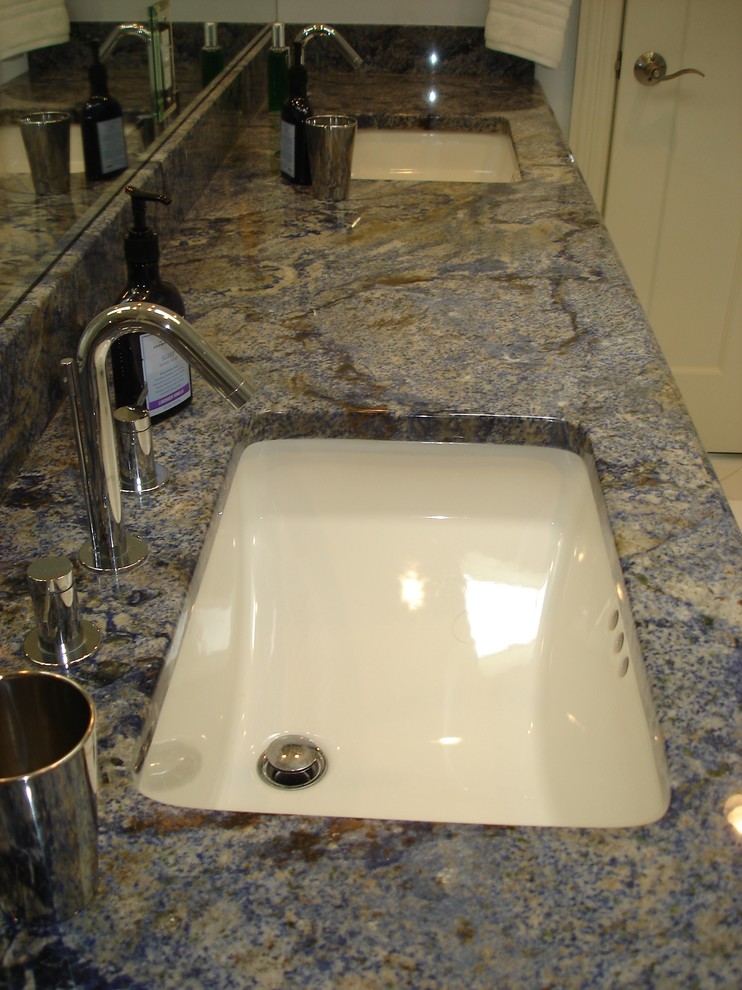 Пример оригинального дизайна: ванная комната с синими стенами, полом из керамической плитки, накладной раковиной и белым полом