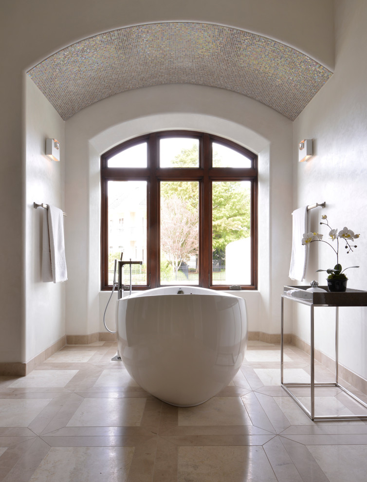Ispirazione per una grande stanza da bagno padronale contemporanea con vasca freestanding, piastrelle beige, piastrelle grigie, piastrelle a mosaico, pareti bianche e pavimento in travertino