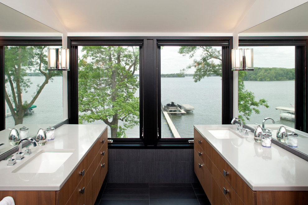 Modernes Badezimmer En Suite mit Unterbauwaschbecken, hellbraunen Holzschränken, Quarzit-Waschtisch, grauen Fliesen, Keramikfliesen, weißer Wandfarbe und Keramikboden in Minneapolis