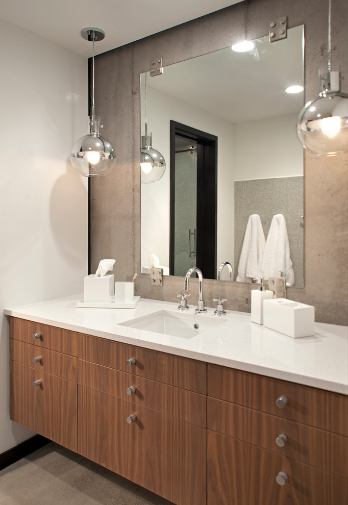 Exempel på ett modernt badrum med dusch, med skåp i mellenmörkt trä, bänkskiva i kvartsit, vita väggar och betonggolv