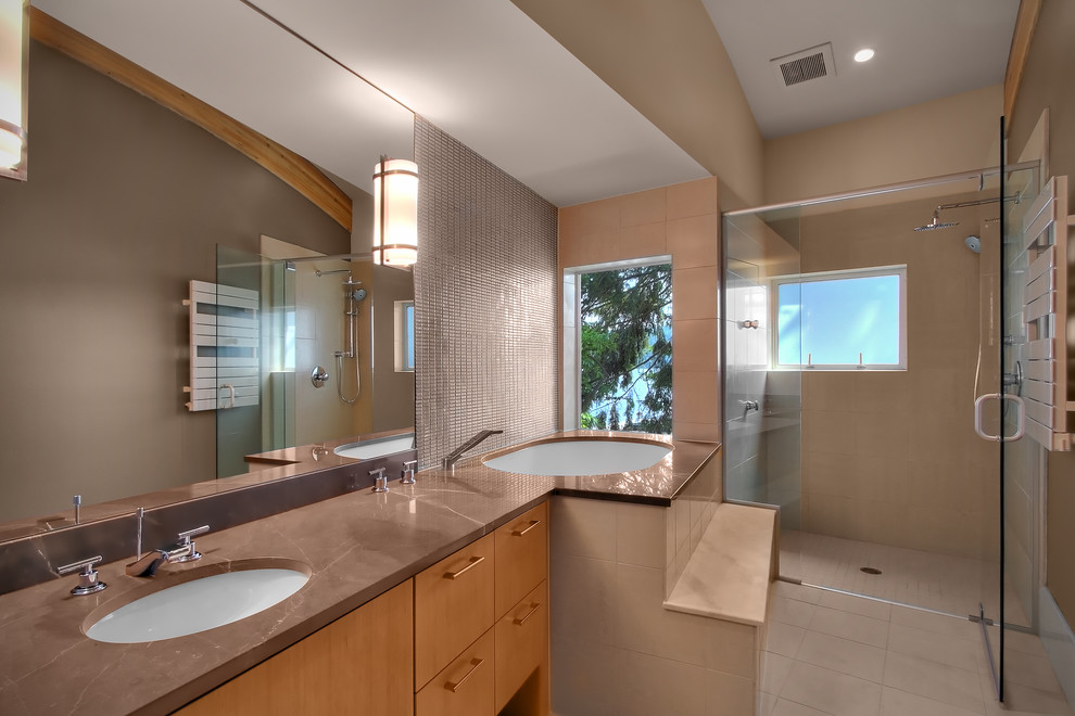 Inredning av ett modernt mellanstort en-suite badrum, med en öppen dusch, ett nedsänkt handfat, släta luckor, skåp i mellenmörkt trä, granitbänkskiva, ett platsbyggt badkar, beige kakel, bruna väggar, marmorgolv och dusch med gångjärnsdörr