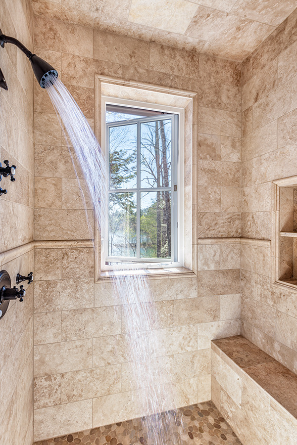 Klassisches Badezimmer En Suite mit Duschnische, beigen Fliesen, Steinfliesen und Kiesel-Bodenfliesen in Sonstige