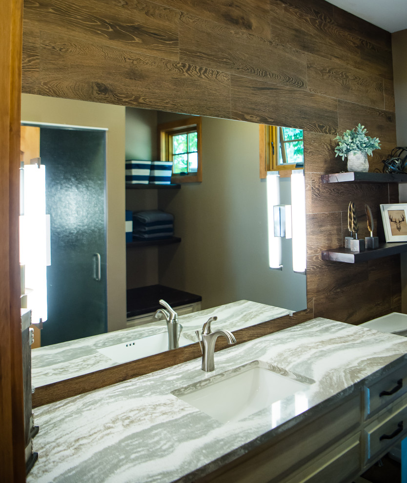 Idéer för rustika en-suite badrum, med möbel-liknande, beige skåp, brun kakel, porslinskakel, klinkergolv i porslin och bänkskiva i kvarts