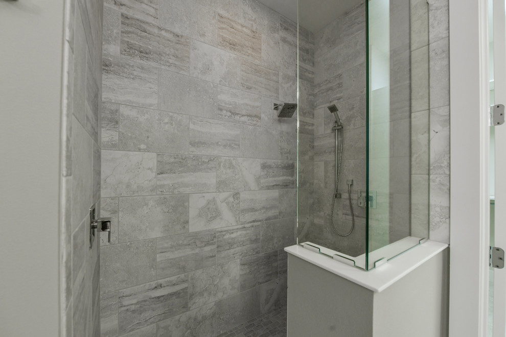 Idee per una stanza da bagno padronale minimalista di medie dimensioni con ante lisce, ante in legno scuro, doccia ad angolo, WC monopezzo, pareti beige e lavabo sottopiano