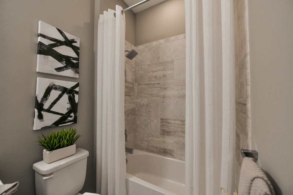 Идея дизайна: ванная комната среднего размера в стиле модернизм с плоскими фасадами, фасадами цвета дерева среднего тона, душем над ванной, унитазом-моноблоком, разноцветными стенами, душевой кабиной, врезной раковиной и открытым душем