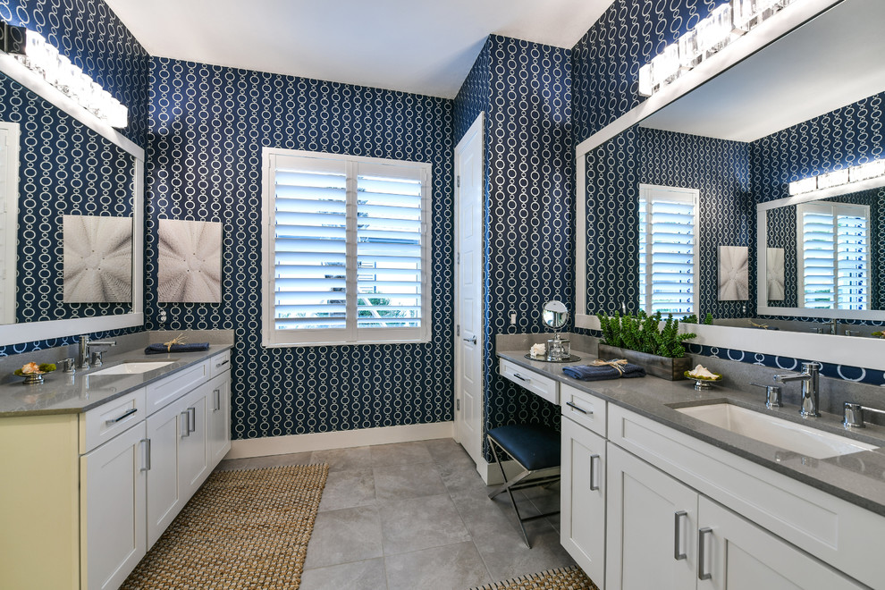 Foto di una grande stanza da bagno padronale stile marino con ante in stile shaker, ante bianche, WC monopezzo, pareti blu e lavabo sottopiano