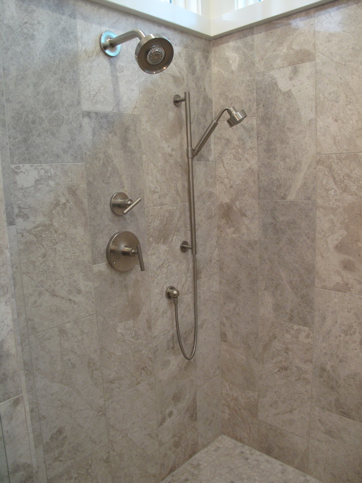 Cette image montre une salle de bain traditionnelle avec une douche à l'italienne, un carrelage gris, un carrelage de pierre et un sol en marbre.