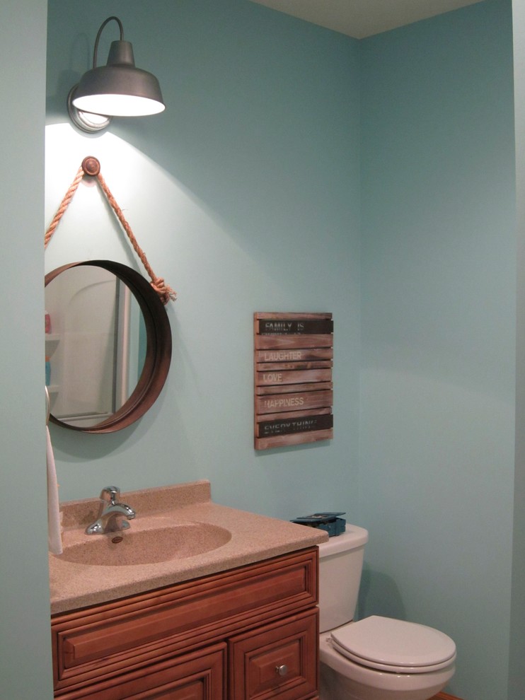 Идея дизайна: маленькая ванная комната в морском стиле с синими стенами и душевой кабиной для на участке и в саду