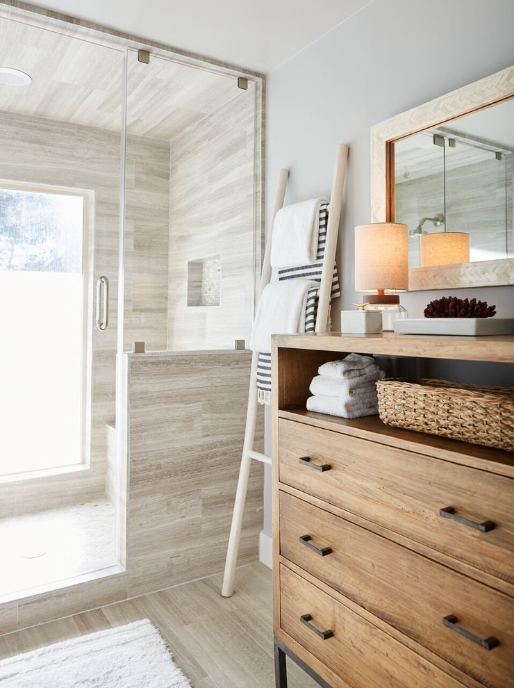 Aménagement d'une salle de bain principale classique de taille moyenne avec un placard avec porte à panneau encastré, des portes de placard blanches, une douche ouverte, un carrelage beige, un mur beige et un sol en bois brun.