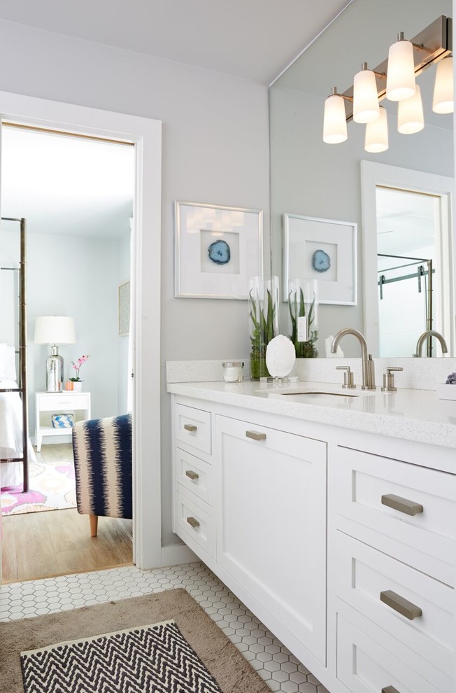 Diseño de cuarto de baño bohemio de tamaño medio con armarios con paneles empotrados, puertas de armario blancas, ducha abierta, paredes blancas y suelo de madera en tonos medios