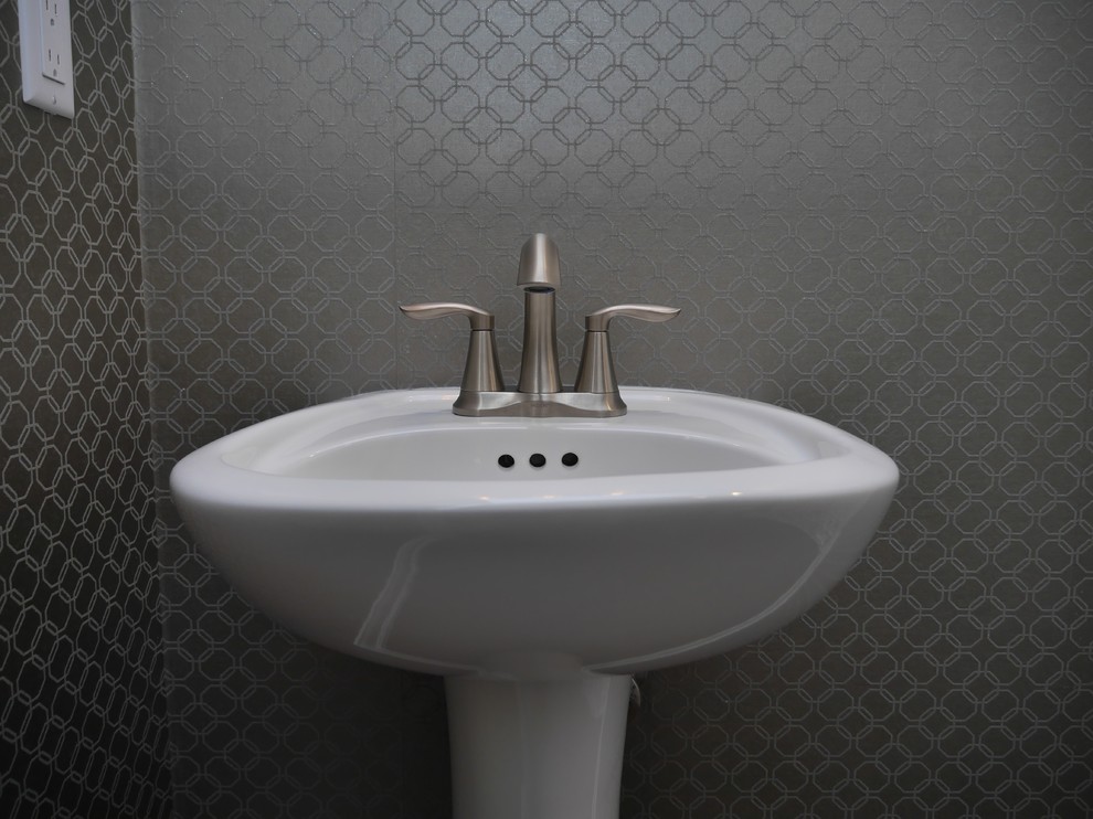 Immagine di una stanza da bagno padronale classica di medie dimensioni con ante con riquadro incassato, ante in legno bruno, pareti grigie, lavabo sottopiano e top in granito