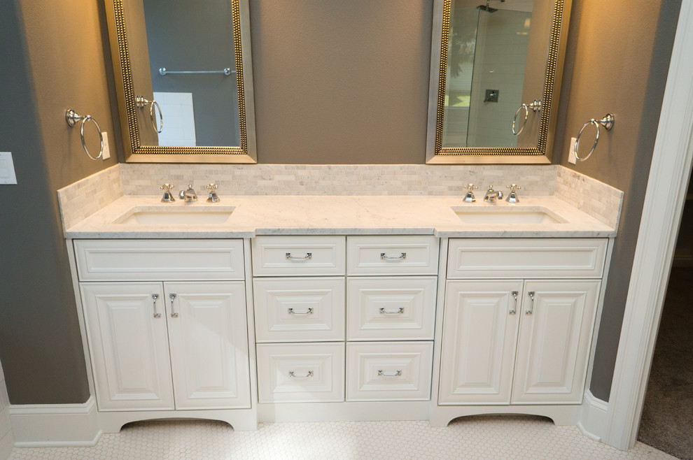 Idéer för att renovera ett stort vintage en-suite badrum, med ett undermonterad handfat, vita skåp, marmorbänkskiva, ett badkar i en alkov, en dusch i en alkov, grå kakel, stenkakel, grå väggar och klinkergolv i porslin