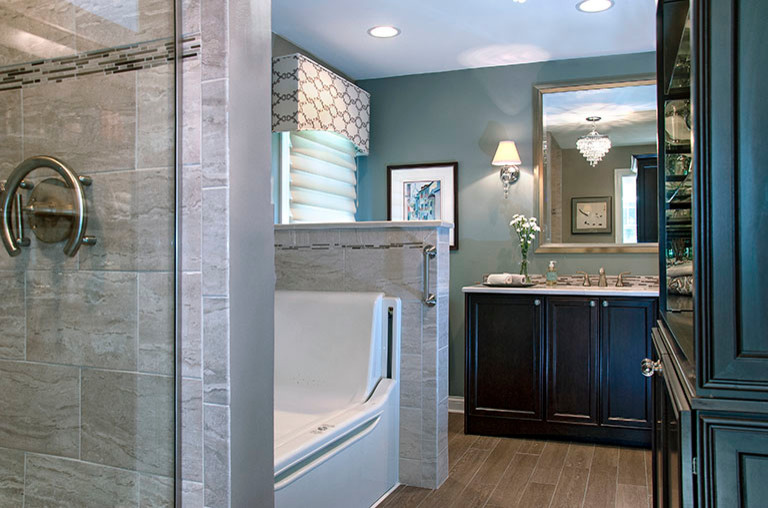 Стильный дизайн: большая главная ванная комната в классическом стиле с фасадами в стиле шейкер, черными фасадами, душем в нише, унитазом-моноблоком, бежевой плиткой, коричневой плиткой, серой плиткой, удлиненной плиткой, синими стенами, полом из керамогранита и врезной раковиной - последний тренд