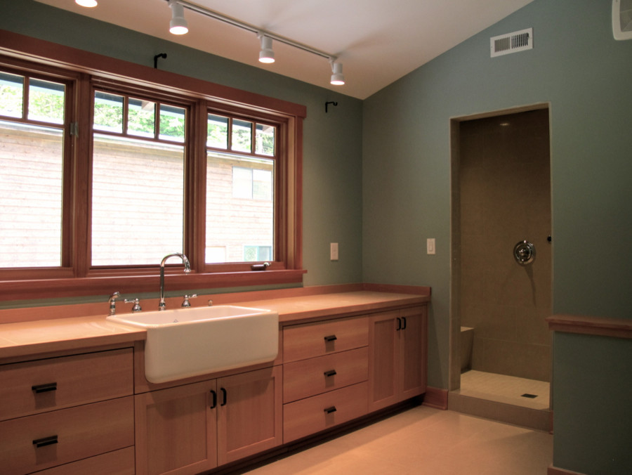 Esempio di una stanza da bagno con doccia stile americano di medie dimensioni con ante in stile shaker, ante in legno scuro, WC monopezzo, pareti marroni, pavimento con piastrelle in ceramica, top in legno e pavimento beige