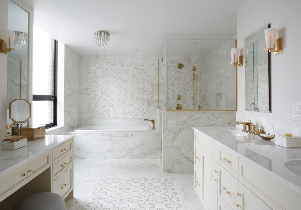 Foto på ett vintage en-suite badrum, med luckor med infälld panel, beige skåp, ett platsbyggt badkar, en hörndusch, grå kakel, vit kakel, vita väggar, ett undermonterad handfat, vitt golv och dusch med gångjärnsdörr
