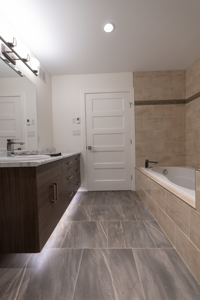 Exempel på ett mellanstort rustikt flerfärgad flerfärgat badrum, med skåp i shakerstil, bruna skåp, ett badkar i en alkov, en toalettstol med hel cisternkåpa, beige kakel, vita väggar, ett nedsänkt handfat och grått golv