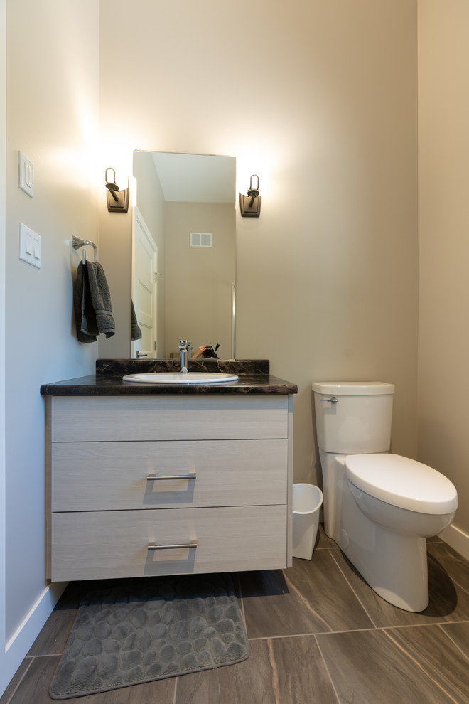Idéer för ett mellanstort rustikt flerfärgad badrum, med skåp i shakerstil, vita skåp, en hörndusch, en toalettstol med hel cisternkåpa, beige väggar, ett nedsänkt handfat, grått golv och dusch med gångjärnsdörr