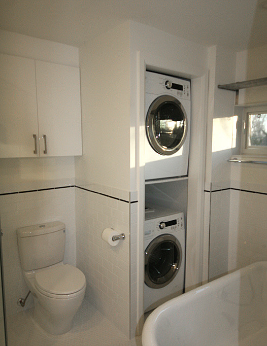 Imagen de cuarto de baño contemporáneo de tamaño medio con puertas de armario blancas, bañera exenta, sanitario de una pieza, baldosas y/o azulejos blancos y baldosas y/o azulejos de cerámica