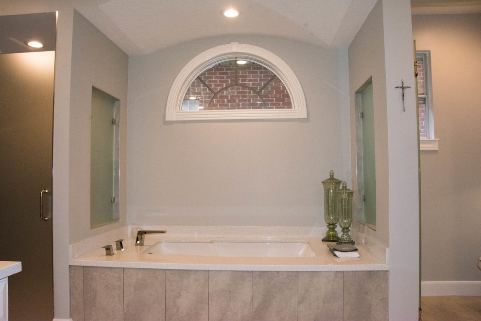 Exempel på ett stort klassiskt en-suite badrum, med vita skåp, ett undermonterat badkar, flerfärgad kakel, grå väggar, cementgolv, ett undermonterad handfat, bänkskiva i kvartsit och luckor med upphöjd panel