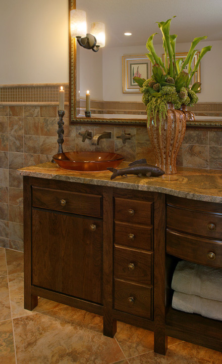 Exemple d'une salle de bain chic en bois brun avec une vasque, un placard à porte affleurante, un plan de toilette en granite, un carrelage beige, des carreaux de céramique, un mur blanc et un sol en carrelage de céramique.