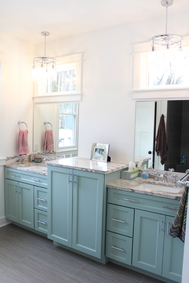 Imagen de cuarto de baño principal actual con armarios con paneles lisos, puertas de armario turquesas y encimera de cuarzo compacto