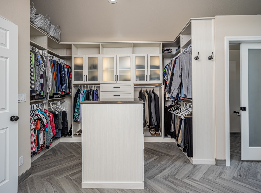 Ejemplo de armario y vestidor tradicional renovado grande con armarios estilo shaker, puertas de armario blancas, suelo de baldosas de porcelana y suelo gris