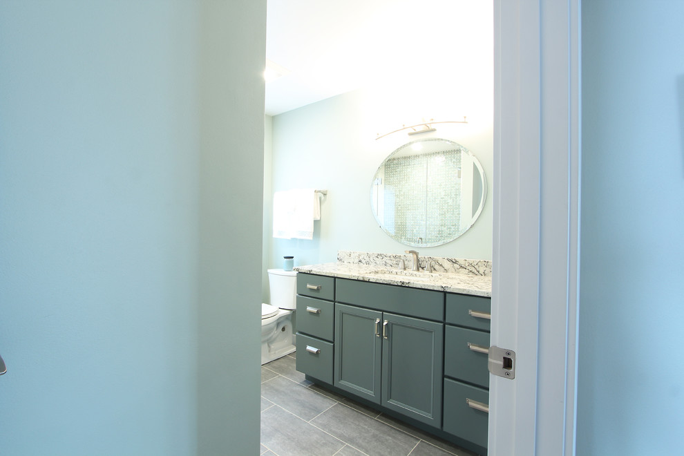 Источник вдохновения для домашнего уюта: ванная комната среднего размера в стиле неоклассика (современная классика) с фасадами с утопленной филенкой, синими фасадами, душем в нише, раздельным унитазом, синей плиткой, плиткой из листового стекла, синими стенами, полом из известняка, душевой кабиной, врезной раковиной, столешницей из гранита, серым полом, душем с распашными дверями и белой столешницей