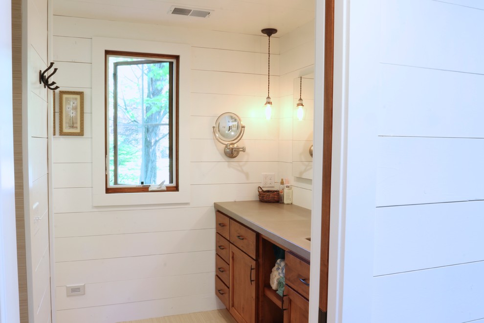 Foto di una stanza da bagno con doccia country di medie dimensioni con ante in stile shaker, ante in legno scuro, pareti bianche, lavabo sottopiano e top in quarzo composito