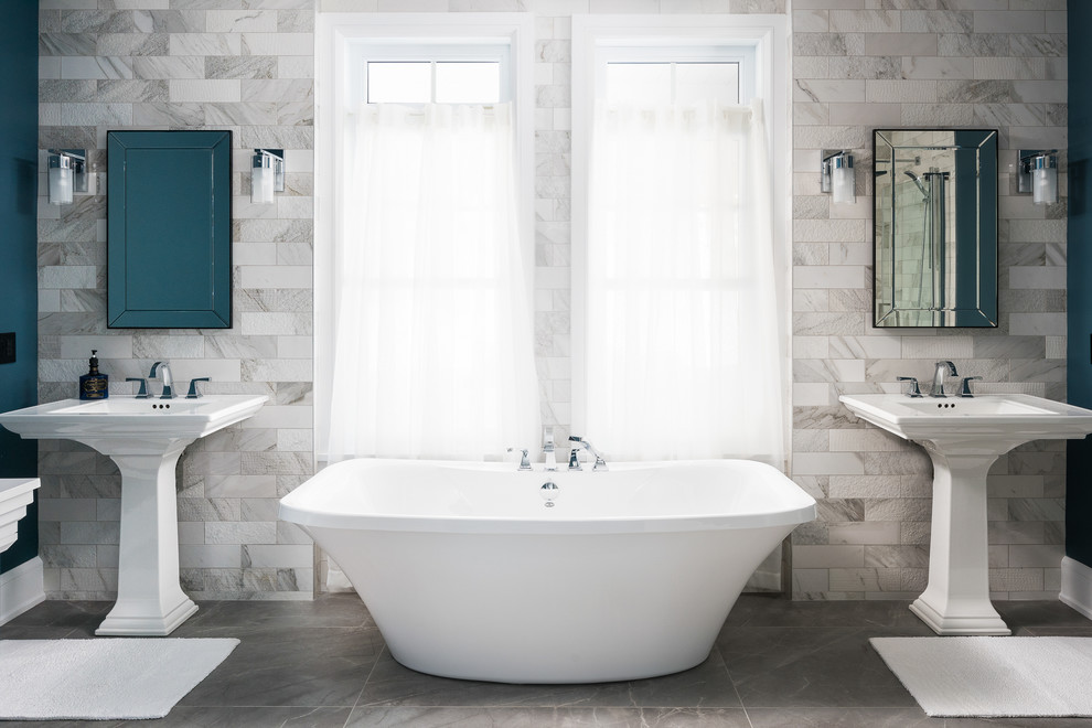 На фото: главная ванная комната в морском стиле с отдельно стоящей ванной, разноцветной плиткой, разноцветными стенами, раковиной с пьедесталом, серым полом и окном