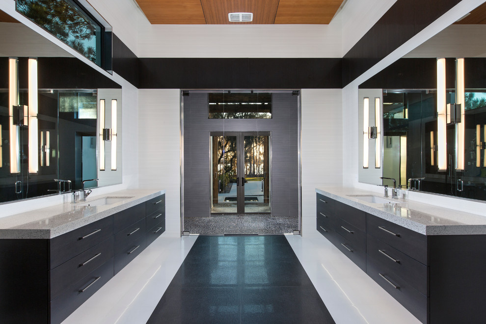 Diseño de cuarto de baño principal moderno grande con armarios con paneles lisos, puertas de armario negras, paredes blancas, suelo de baldosas de porcelana, lavabo bajoencimera, encimera de terrazo, suelo multicolor y encimeras blancas