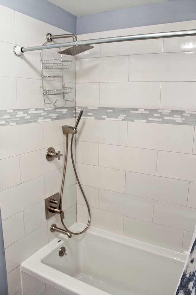 Источник вдохновения для домашнего уюта: главная ванная комната среднего размера в морском стиле с душем над ванной, серой плиткой и белыми стенами