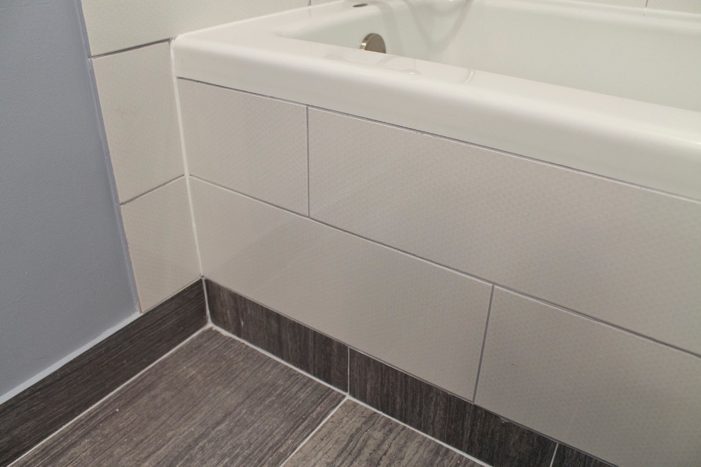 Idéer för mellanstora maritima en-suite badrum, med en dusch/badkar-kombination, grå kakel och vita väggar