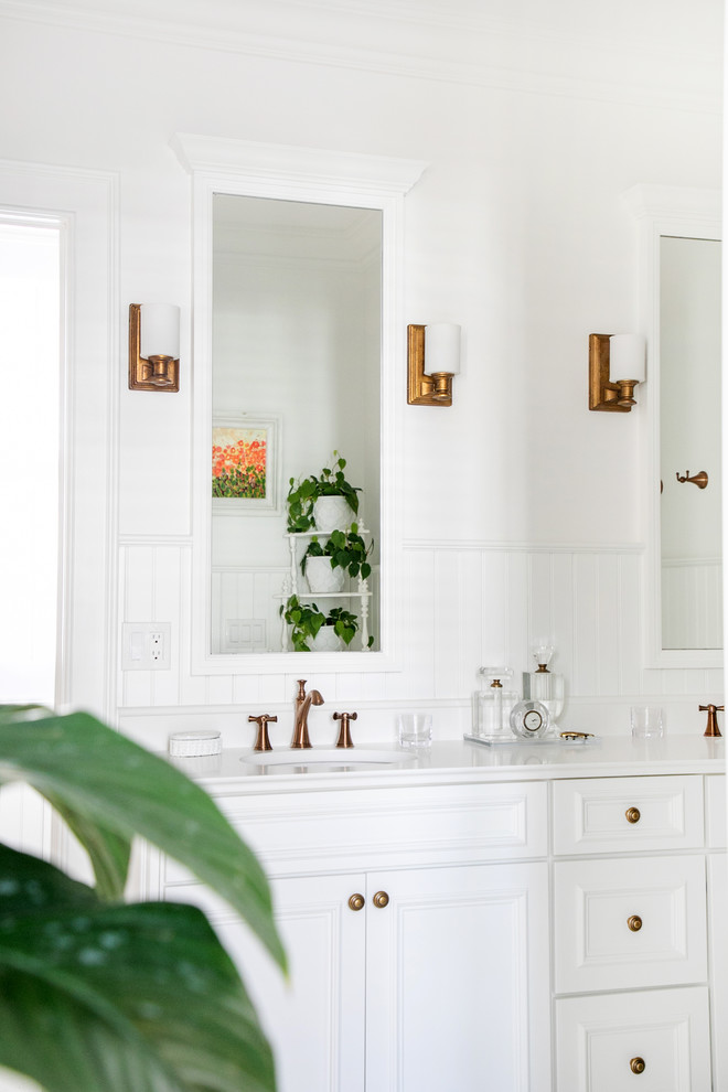 Idéer för mellanstora tropiska vitt en-suite badrum, med luckor med infälld panel, vita skåp, vita väggar, ett undermonterad handfat och bänkskiva i kvarts