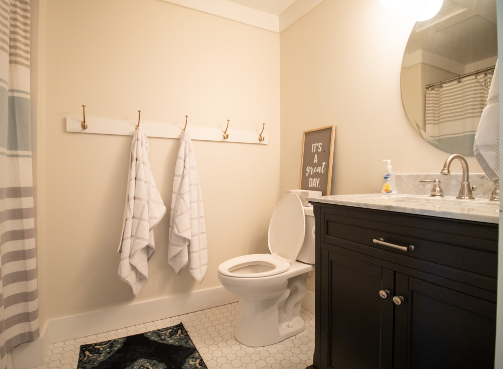 Idee per una piccola stanza da bagno stile marinaro con pareti beige, pavimento in legno massello medio, pavimento marrone e soffitto in perlinato