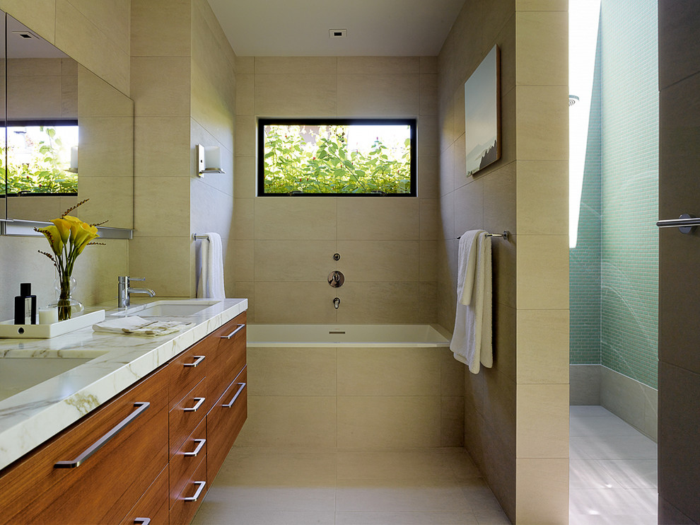 Ispirazione per una stanza da bagno padronale moderna di medie dimensioni con lavabo sottopiano, ante lisce, ante in legno scuro, top in marmo, doccia aperta, piastrelle verdi, piastrelle in gres porcellanato, pareti beige, pavimento in gres porcellanato e vasca da incasso