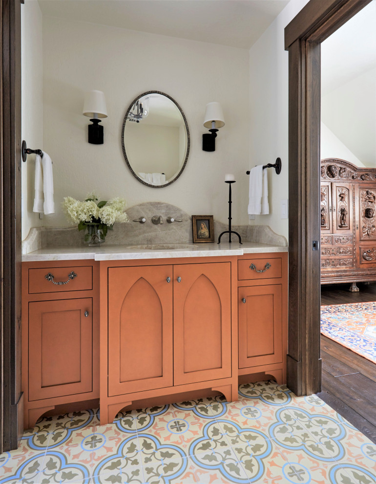 Diseño de cuarto de baño único y a medida tradicional con armarios estilo shaker, puertas de armario naranjas, paredes blancas, lavabo bajoencimera, suelo multicolor y encimeras grises
