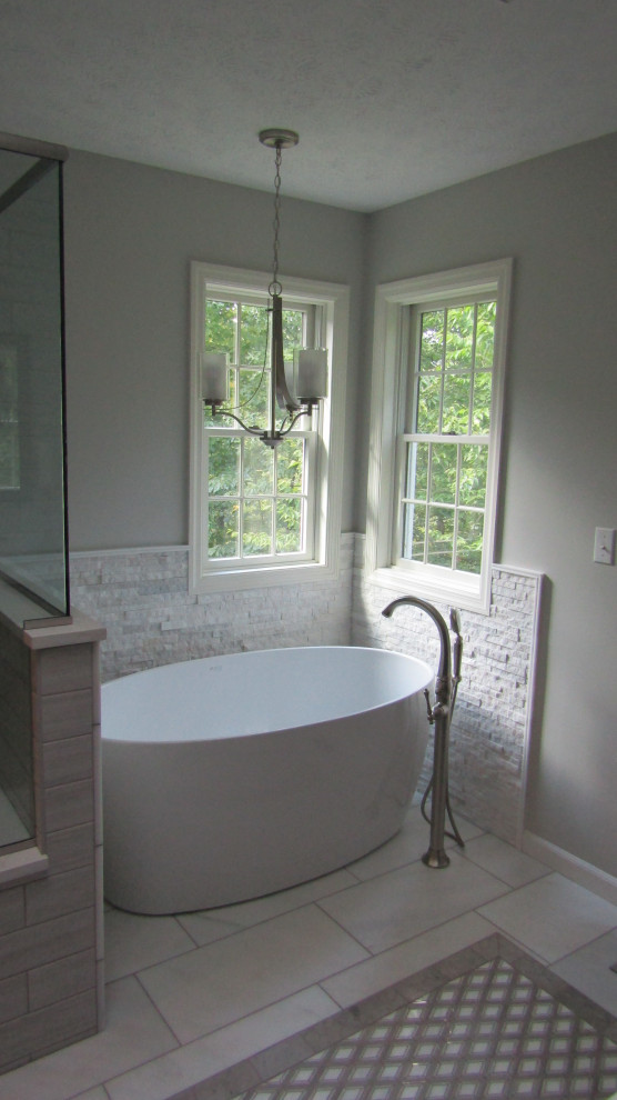 Idéer för mellanstora vintage vitt en-suite badrum, med luckor med infälld panel, grå skåp, ett fristående badkar, en öppen dusch, beige kakel, stenkakel, grå väggar, klinkergolv i porslin, ett undermonterad handfat, bänkskiva i kvarts, vitt golv och dusch med gångjärnsdörr