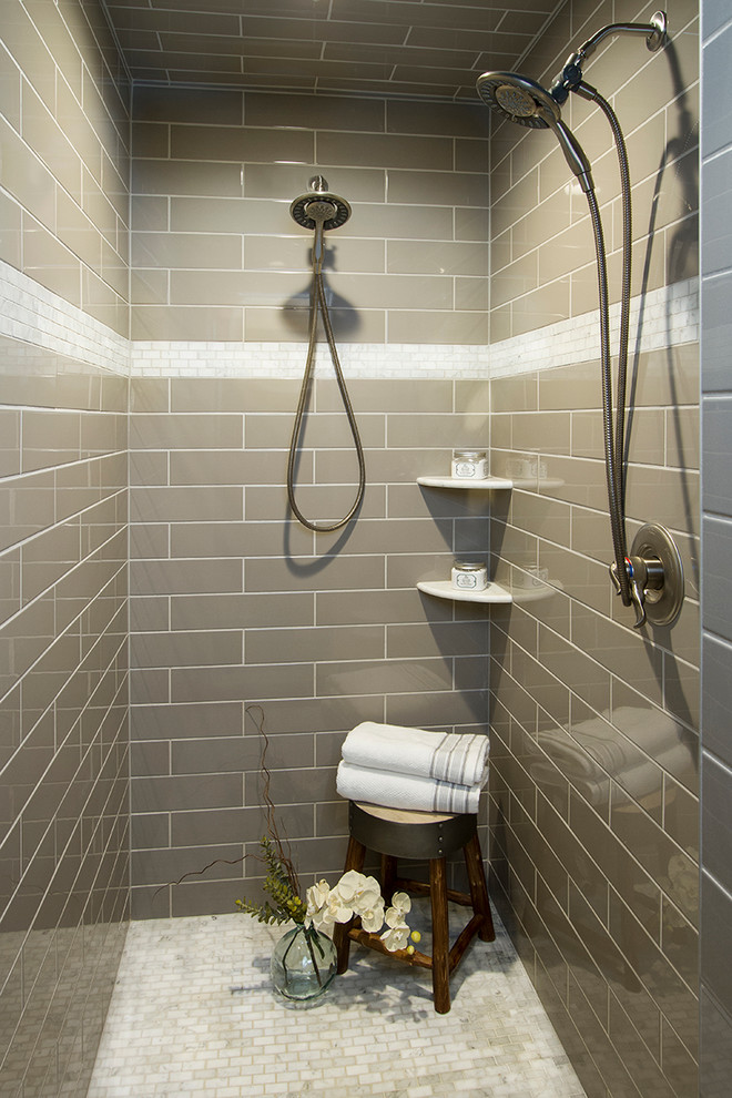 Esempio di una stanza da bagno padronale classica di medie dimensioni con consolle stile comò, ante grigie, doccia doppia, WC a due pezzi, piastrelle grigie, piastrelle diamantate, pareti bianche, pavimento con piastrelle a mosaico, lavabo sottopiano e top in marmo
