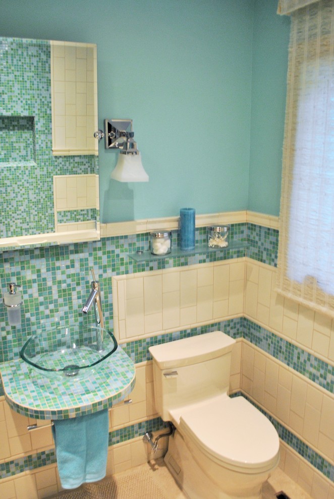 Источник вдохновения для домашнего уюта: главная ванная комната среднего размера в стиле неоклассика (современная классика) с настольной раковиной, фасадами в стиле шейкер, белыми фасадами, стеклянной столешницей, душем над ванной, унитазом-моноблоком, белой плиткой, синей плиткой, стеклянной плиткой, синими стенами, мраморным полом, накладной ванной, бежевым полом и душем с раздвижными дверями