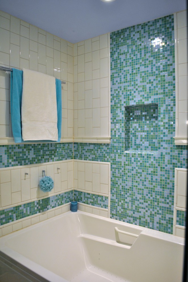 Ispirazione per una stanza da bagno classica con vasca da incasso, vasca/doccia, piastrelle blu, piastrelle bianche, piastrelle di vetro, pareti blu e porta doccia scorrevole