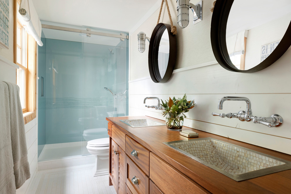 Стильный дизайн: ванная комната в морском стиле с стенами из вагонки - последний тренд