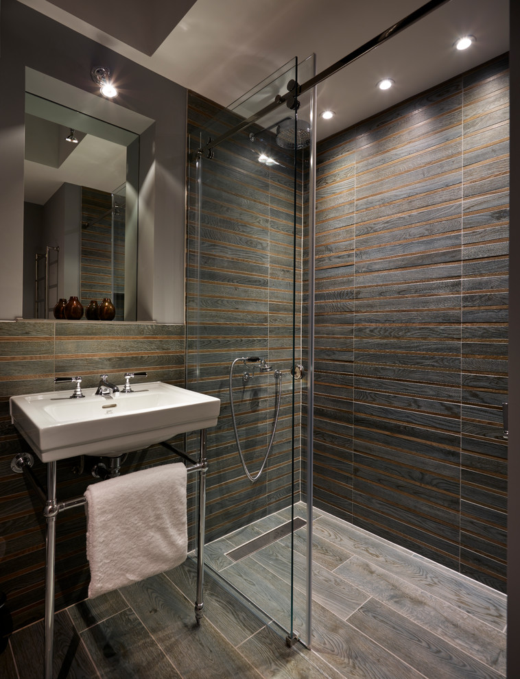 Inspiration för moderna badrum, med en kantlös dusch, grå väggar, ett konsol handfat, grått golv och dusch med skjutdörr