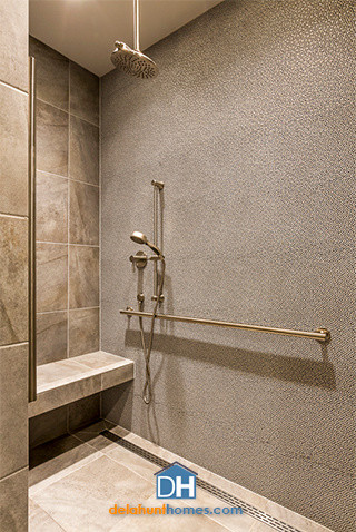 Aménagement d'une salle de bain principale éclectique de taille moyenne avec un carrelage gris, un mur blanc et parquet clair.