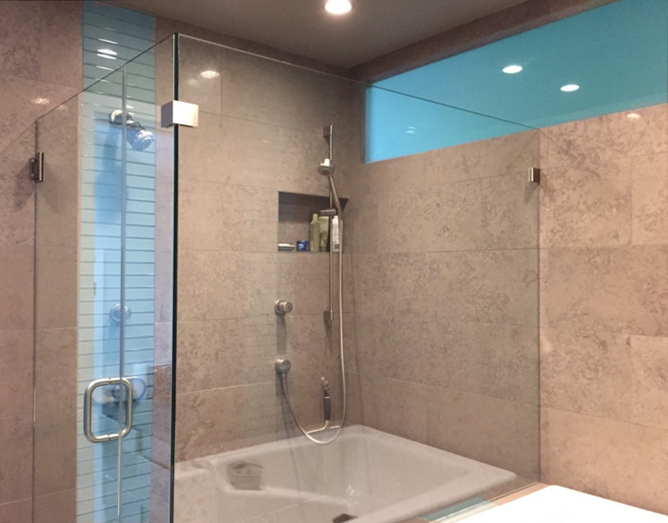 Mittelgroßes Modernes Badezimmer En Suite mit Einbaubadewanne, Duschbadewanne, farbigen Fliesen, Porzellanfliesen, bunten Wänden, Porzellan-Bodenfliesen, buntem Boden und Falttür-Duschabtrennung in Seattle