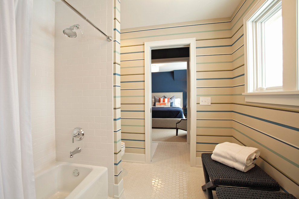 Пример оригинального дизайна: ванная комната в стиле неоклассика (современная классика) с ванной в нише, душем над ванной, белой плиткой и плиткой кабанчик