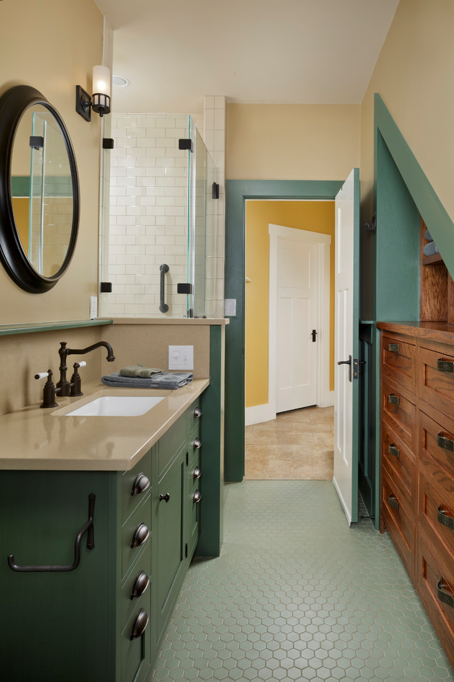 Стильный дизайн: ванная комната в стиле неоклассика (современная классика) с фасадами в стиле шейкер, зелеными фасадами, угловым душем, белой плиткой, плиткой кабанчик, бежевыми стенами, полом из мозаичной плитки, врезной раковиной, зеленым полом, душем с распашными дверями и бежевой столешницей - последний тренд