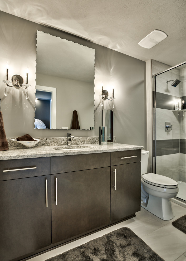 Идея дизайна: ванная комната в современном стиле с врезной раковиной, плоскими фасадами, коричневыми фасадами, душем в нише, серой плиткой, серыми стенами и душевой кабиной
