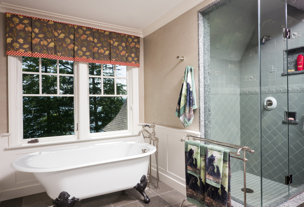 Источник вдохновения для домашнего уюта: большая главная ванная комната в классическом стиле с ванной на ножках, угловым душем, зеленой плиткой, керамической плиткой, бежевыми стенами, полом из керамической плитки, серым полом и душем с распашными дверями