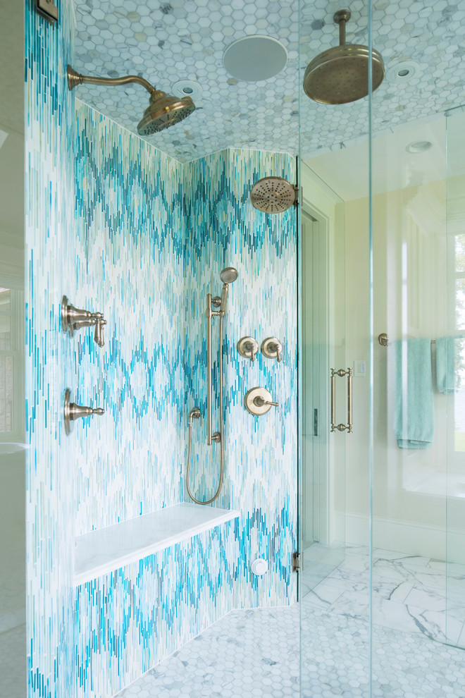 Ispirazione per una stanza da bagno padronale tradizionale con pavimento in marmo e piastrelle a mosaico